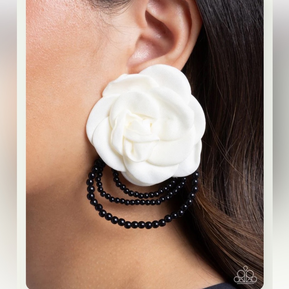 🤍⚫️🤍 “DRAMATIC DAME” WHITE WITH BLACK SEED BEADS EARRINGS ~ PAPARAZZI❗️ - Picture 3 of 4